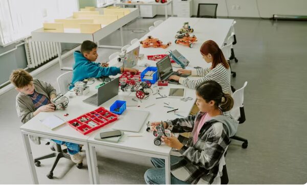 Polska szkoła przyszłości – uczniowie uczą się przez gry i projekty Polska szkoła przyszłości – uczniowie uczą się przez gry i projekty