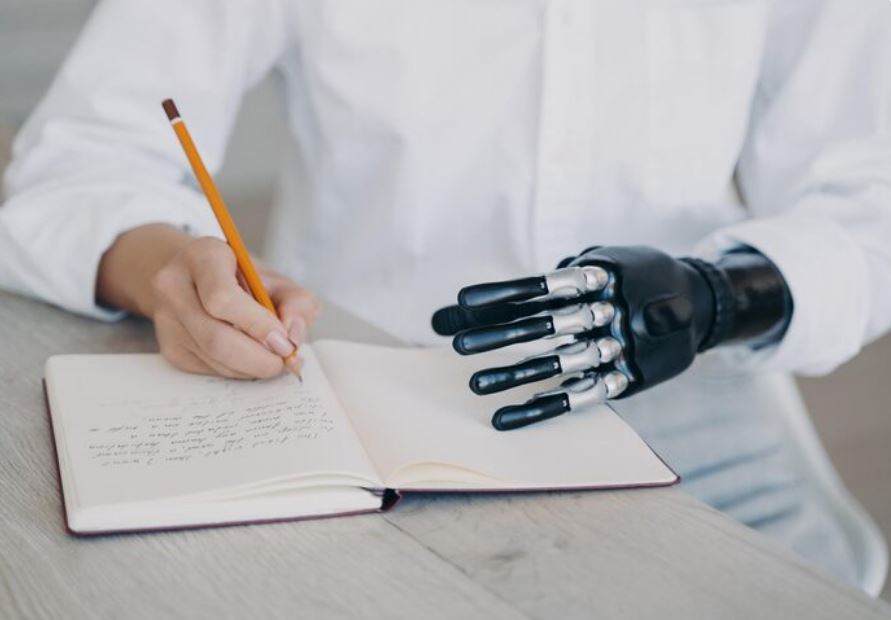 Sztuczna inteligencja a nauka pisania: pomoc czy przeszkoda?