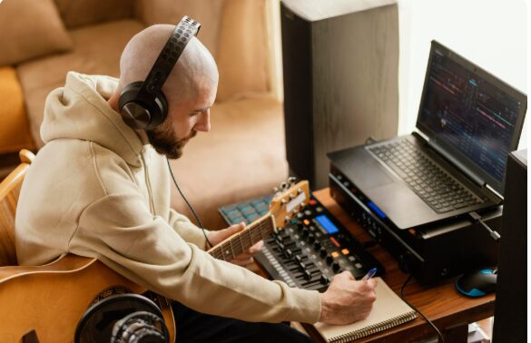 Tajemnicza śmierć producenta muzycznego , Śledztwo trwa w dwóch krajach