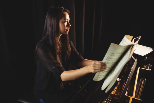 Znany krytyk muzyczny prowadził podwójne życie , Biografia odsłania mroczne fakty